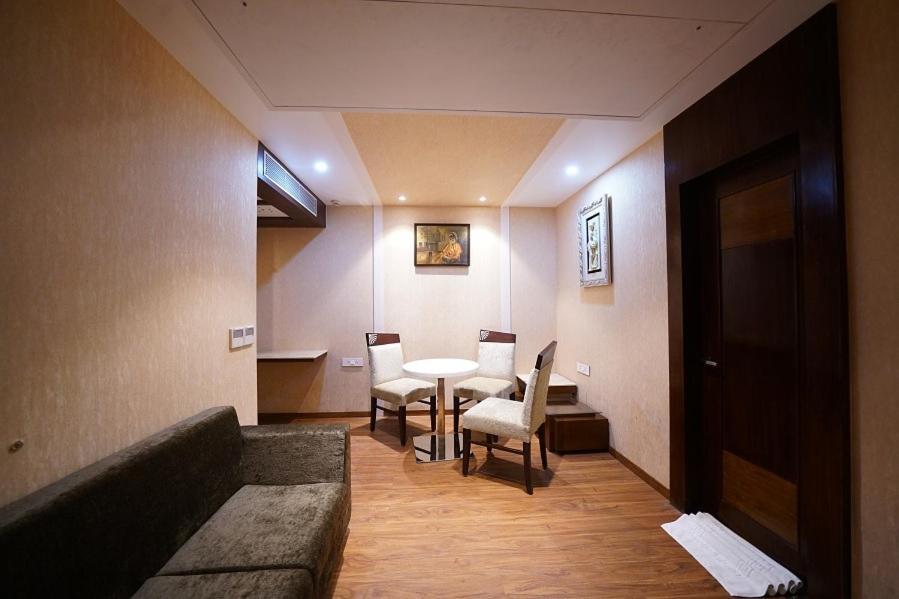 Square Inn Hotel,فاراناسي المظهر الخارجي الصورة