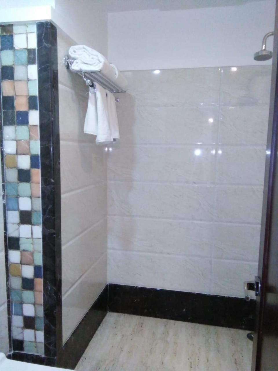 Square Inn Hotel,فاراناسي المظهر الخارجي الصورة