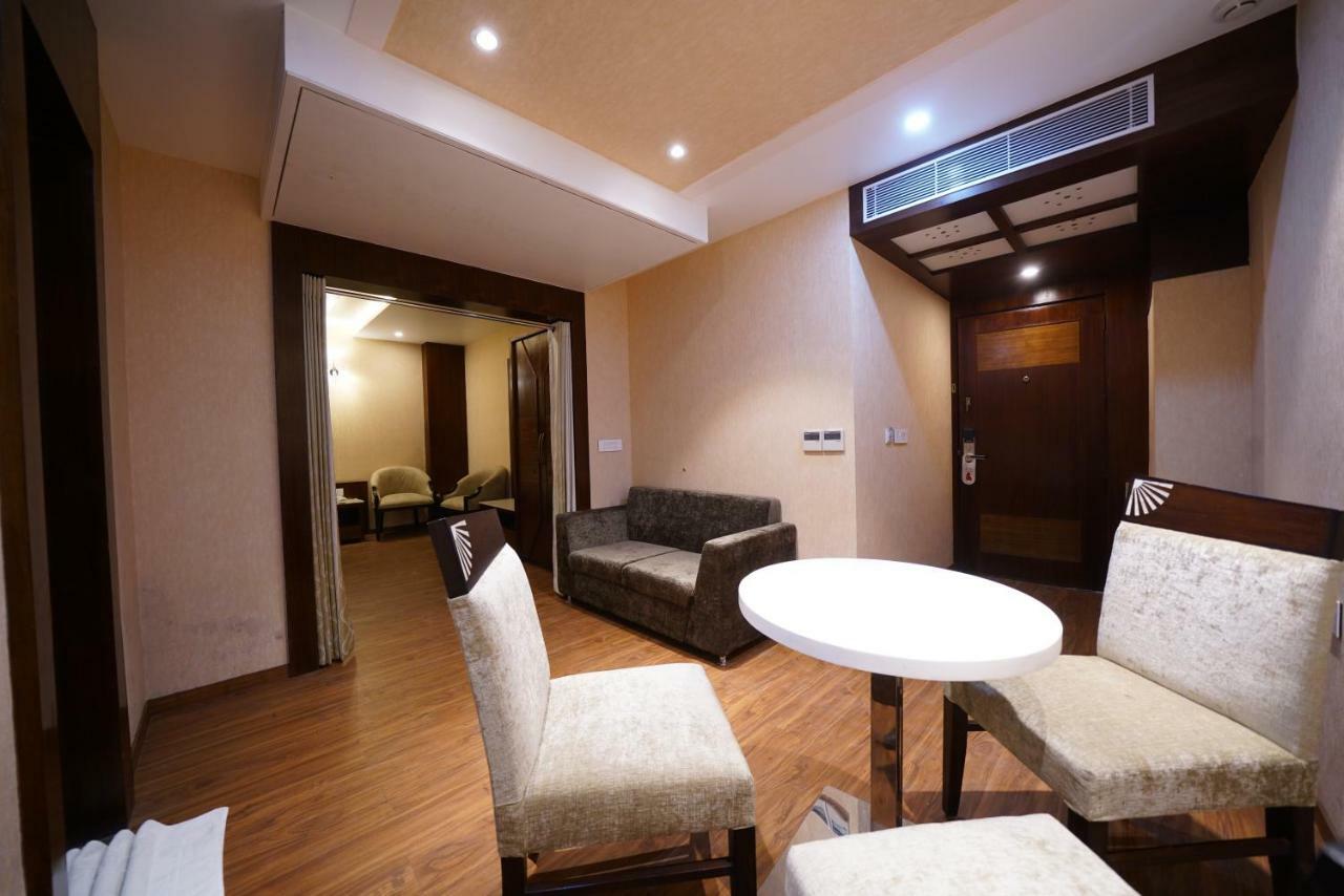 Square Inn Hotel,فاراناسي المظهر الخارجي الصورة